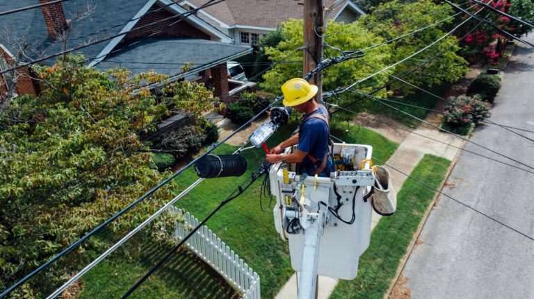 5 Tips to Pay Attention to Before Hiring a Qualified Electrician in Canada