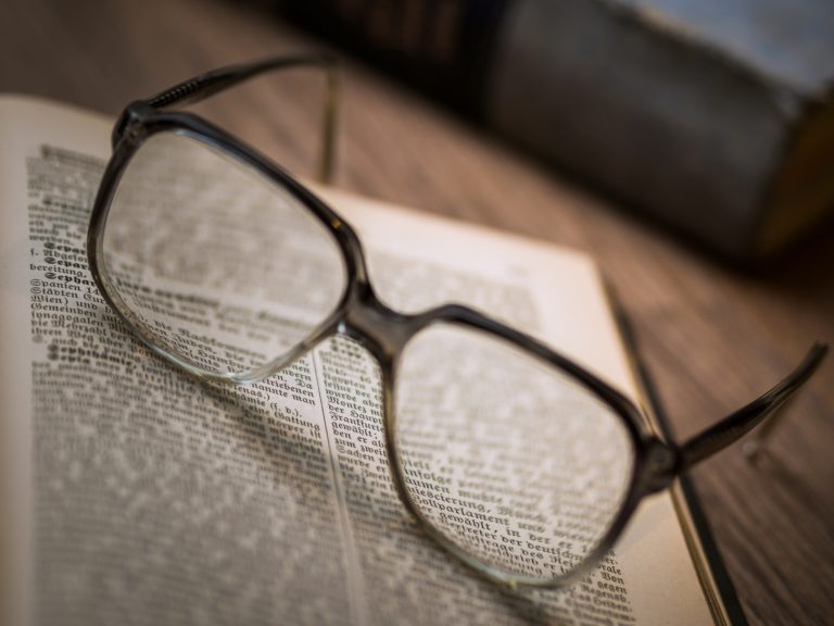 6 Major Signs That You Need New Eyeglasses