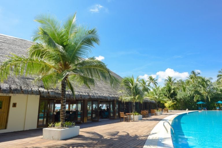 6 Ways to Choose Between an Above-Ground or Inground Pool