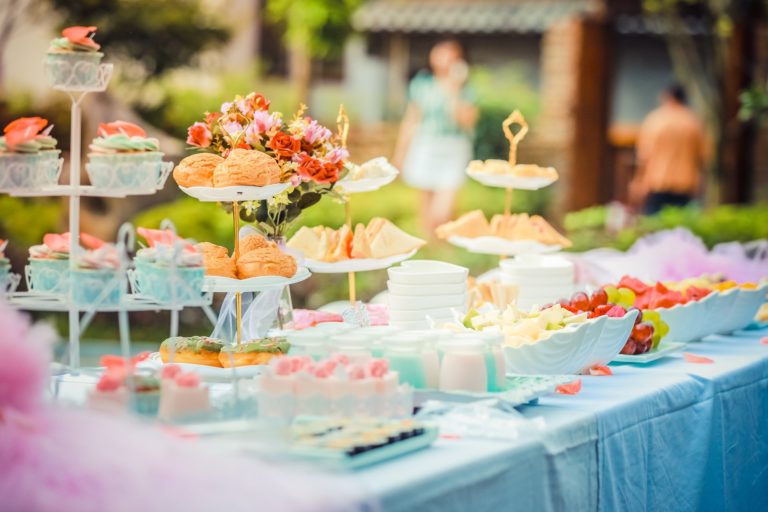 5 Simple Ways to Make Throwing a Summertime Party Easier