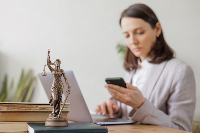 <strong>5 Tips for Choosing Law Practice Management Software for Your Law Firm</strong>