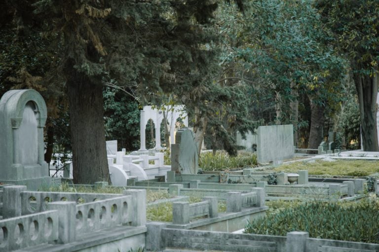 6 Tips for Choosing a Unique Headstone to Honor a Loved One