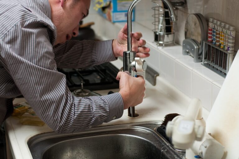 5 Reasons to Call a Professional in a Plumbing Emergency